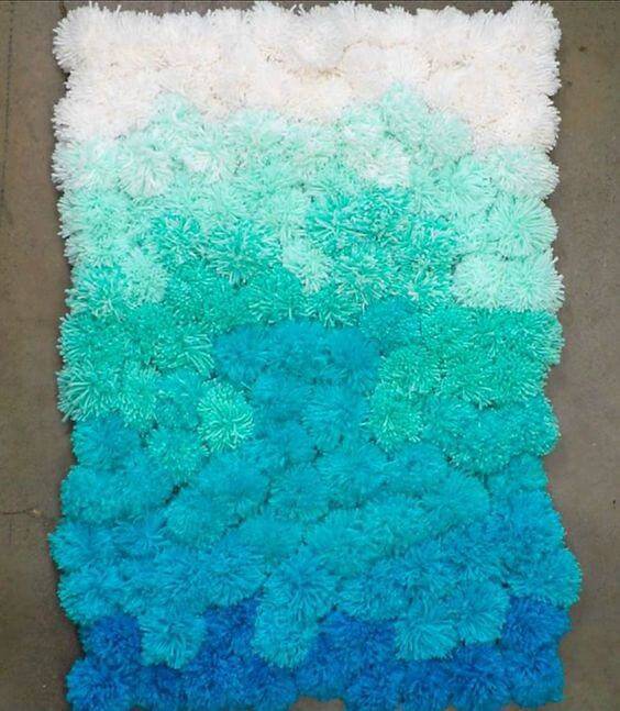 como fazer tapete de pompom degradê azul