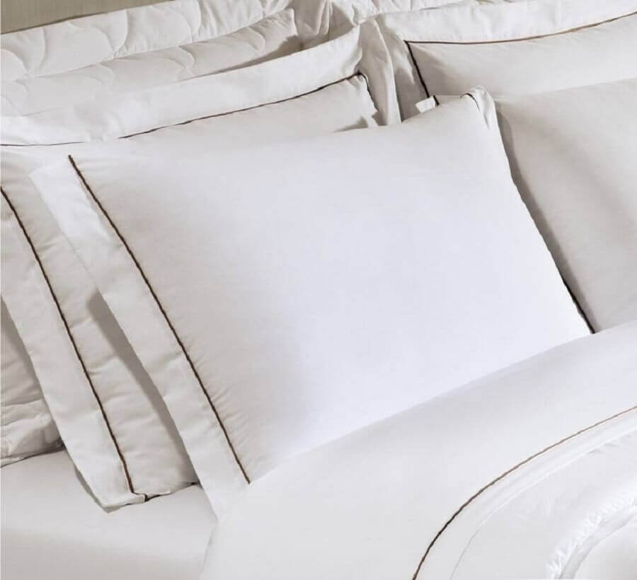 travesseiro de hotel com fronhas brancas