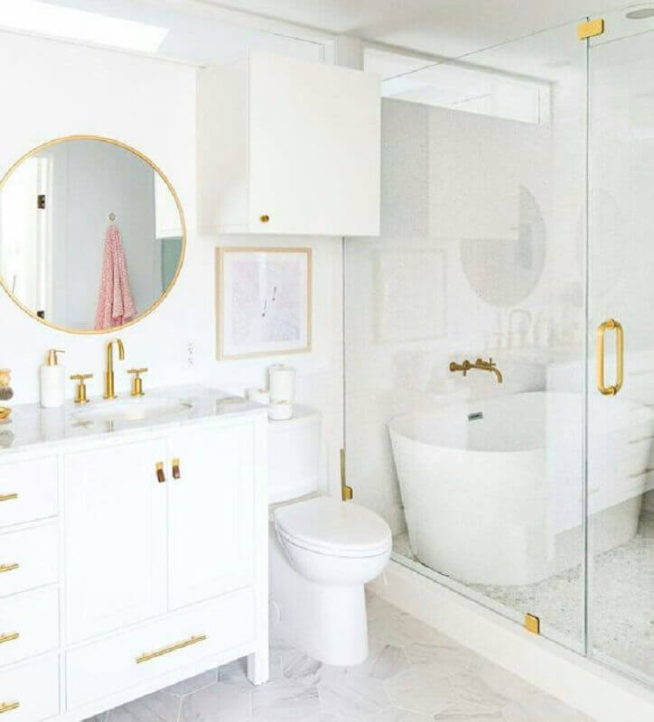 banheiro branco sofisticado decorado com detalhes em dourado Foto Pinterest