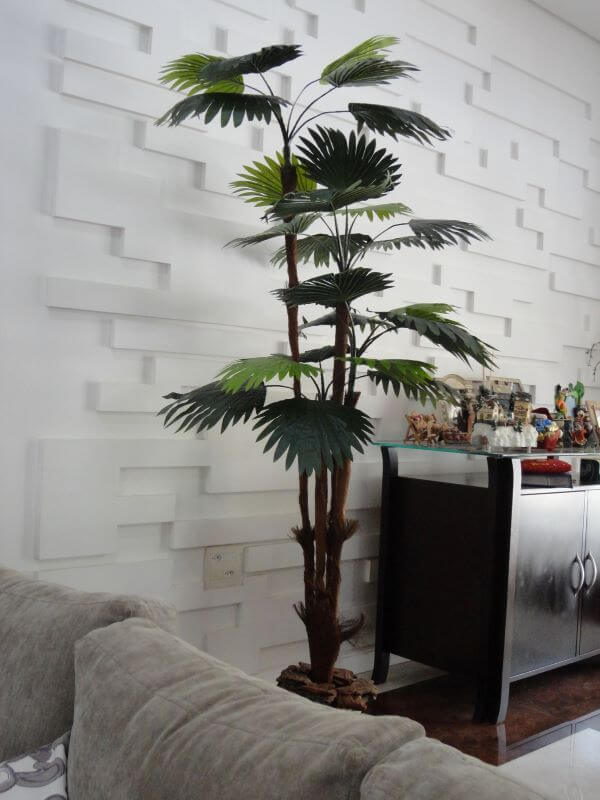 Palmeira leque artificial na sala de estar