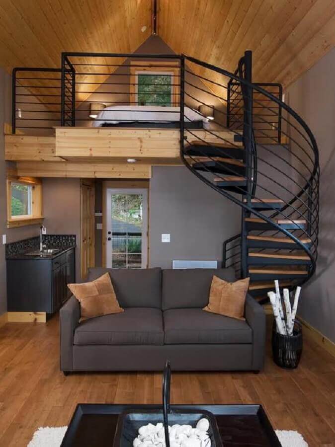 loft pequeno com mezanino de madeira e escada caracol Foto We Heart It