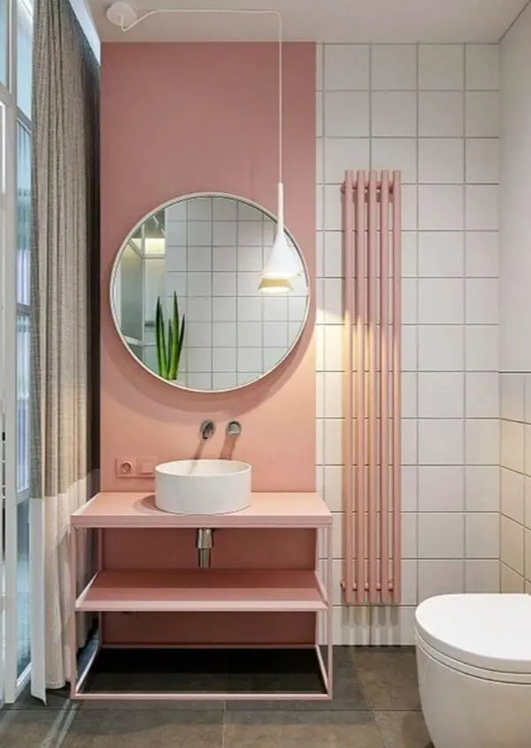 Cor pêssego para decoração de banheiro retro moderno com espelho redondo