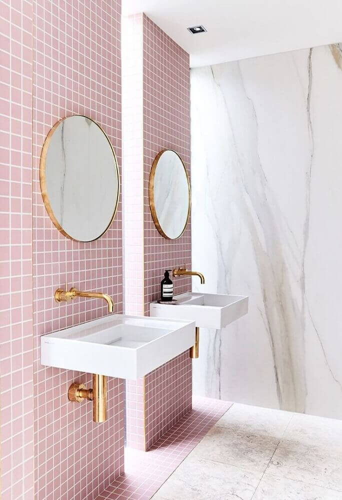 Decoração de banheiro retro e espelho redondo e dourado