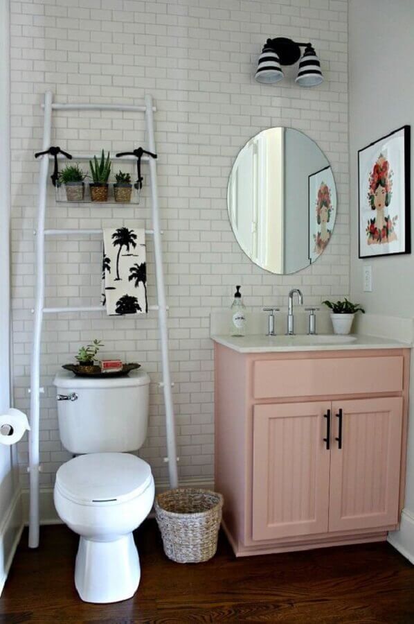 Decoração simples com armário de banheiro retro pequeno cor de rosa claro