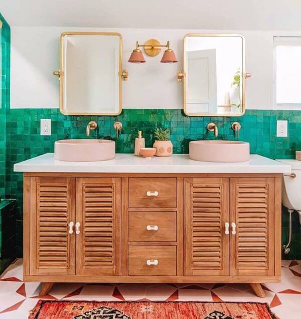 Banheiro retro verde e rosa com gabinete de madeira