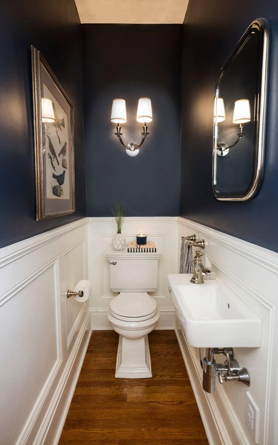 Banheiro retrô sem janela com parede azul marinho