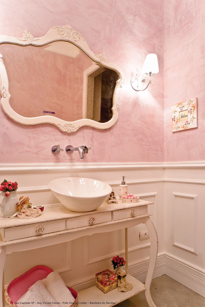 Banheiro retro na cor rosa e moveis brancos clássicos