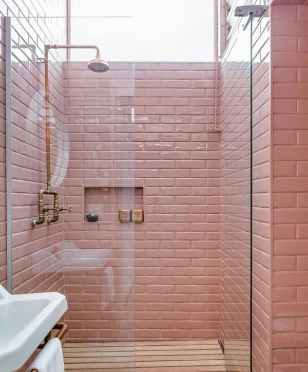 Banheiro retrô com revestimento cor de rosa