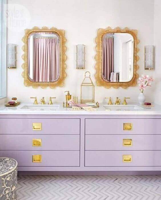 Banheiro retro com gabinete na cor lavanda e detalhes em dourado