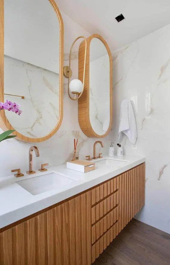 Banheiro retrô com revestimento marmorizado e armários de madeira