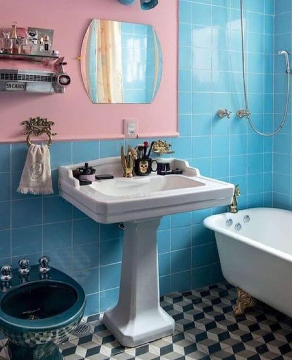Banheiro retrô com revestimento azul e detalhes em cor de rosa