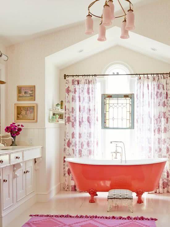Banheiro retrô com banheira cor de rosa 