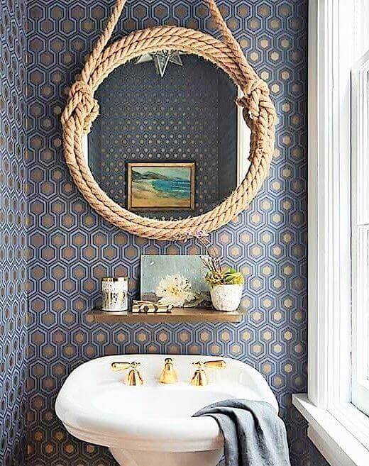 Banheiro retrô com espelho decorado com moldura redonda