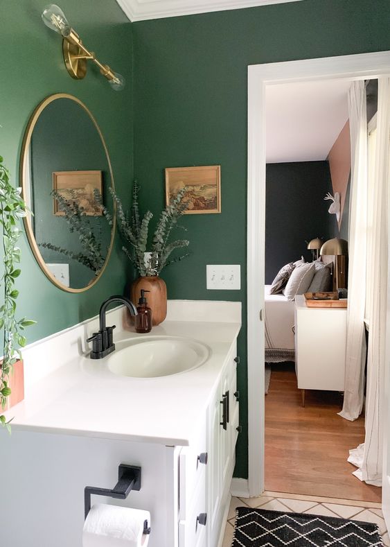 Parede verde com gabinete de banheiro retro branco
