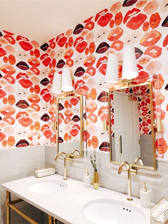 Papel de parede coral e vermelho para banheiro retrô moderno