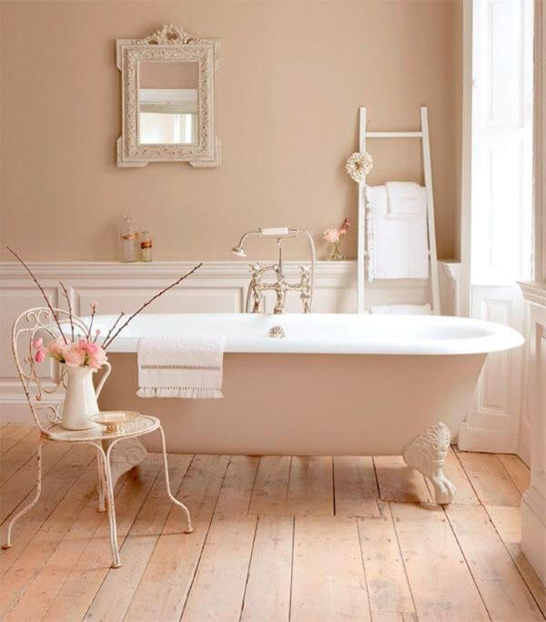 Banheiro retro com banheira branca e decoração clara