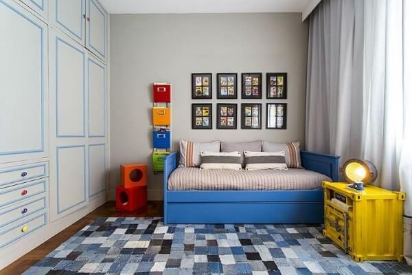 quarto de menino com tapete em tons de azul
