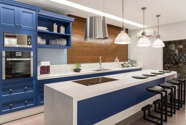 mescle as cores branca e tons de azul na cozinha