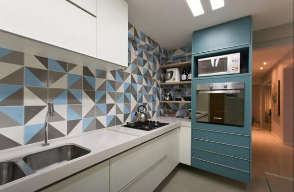 traga diferentes tonalidade do azul para o ambiente da cozinha