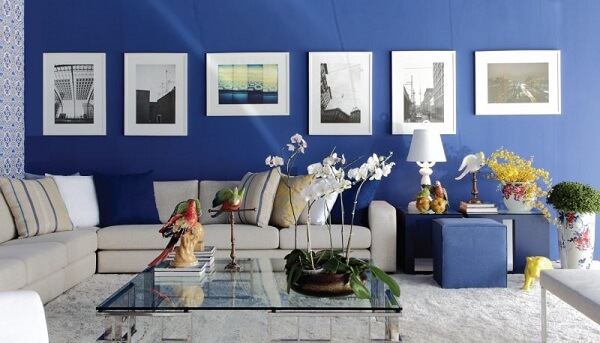 tons de azul complementam a decoração da sala de estar