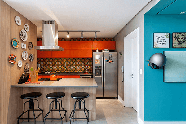 cozinha decorada com os tons de azul e laranja