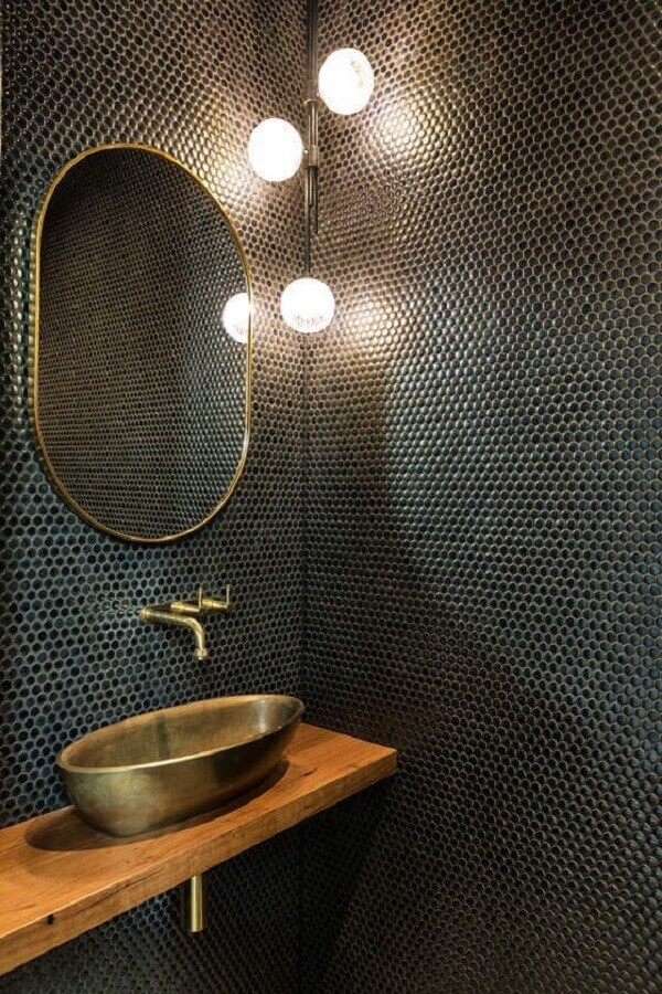 Banheiro industrial moderno decorado com cuba bronze e pastilha hexagonal Foto Desire To Inspire