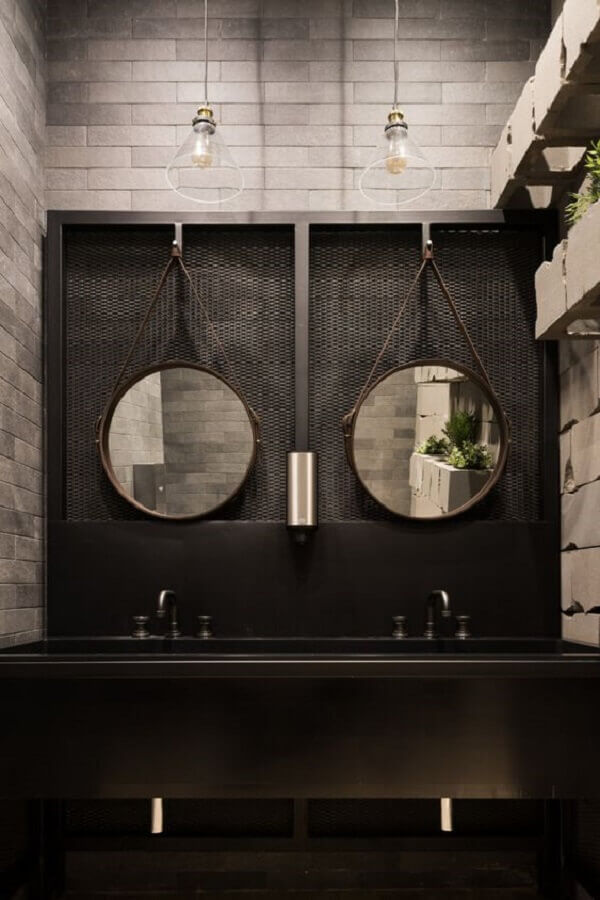 Decoração de banheiro industrial cinza e preto com espelho redondo Foto Office Snapshots