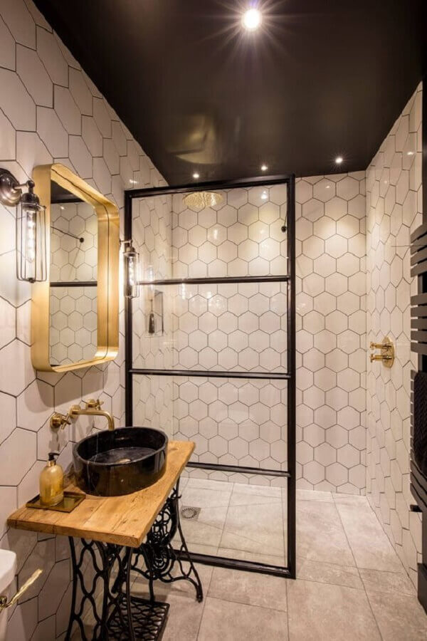 Decoração de banheiro industrial com revestimento hexagonal branco Foto Architecture Art Designs