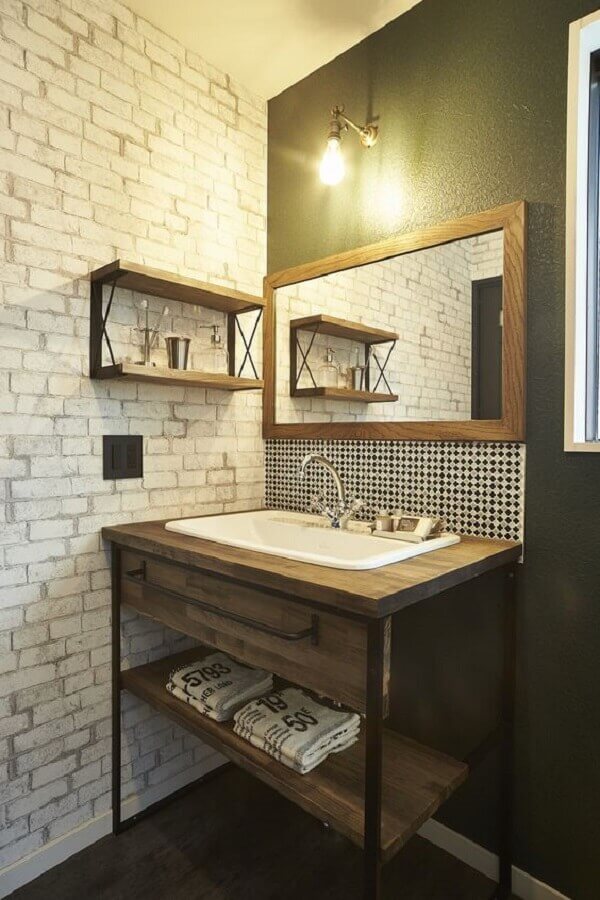 Decoração simples para banheiro industrial com parede tijolinho Foto Architex Housing