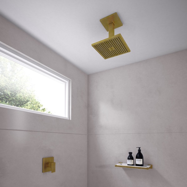 Chuveiro de teto dourado com detalhes no banheiro em dourado
