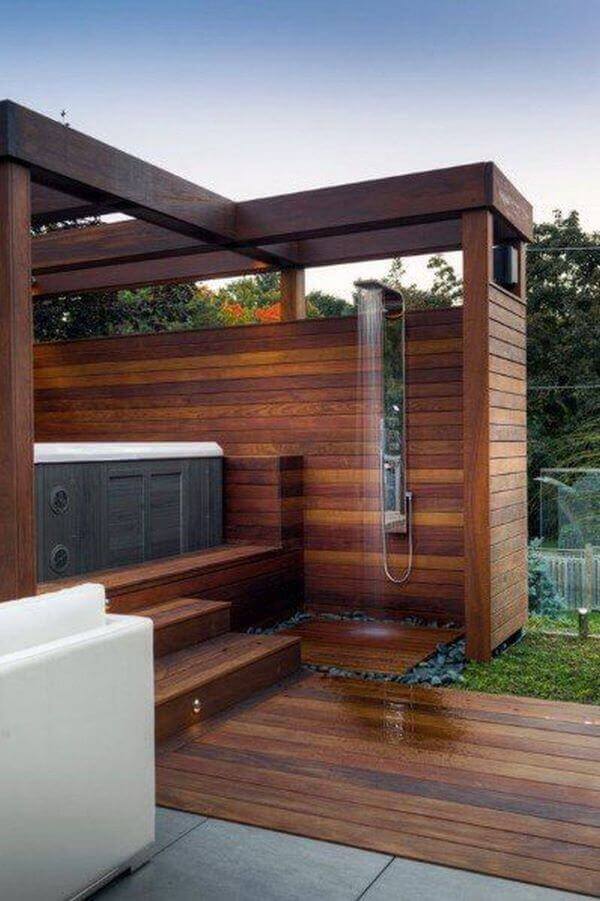 Piscina elevada com deck de madeira e chuveiro externo