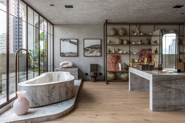 Banheiro com banheira orgânica e cuba de sobrepor marrom da Deca