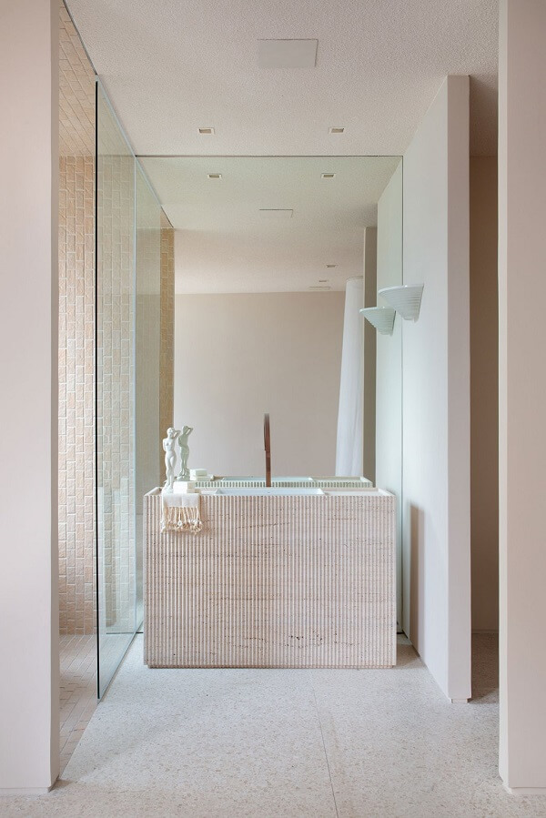 Casa Alva com banheiro de bancada travertina bruto jateado para sala de banho