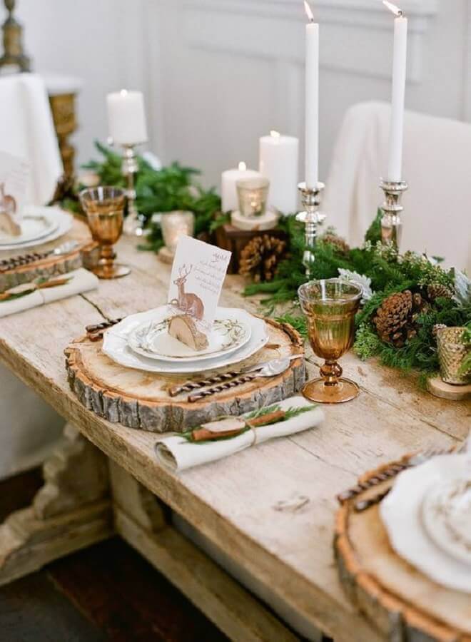 Bolacha de madeira para mesa posta de ano novo com decoração rustica Foto Casa Très Chic