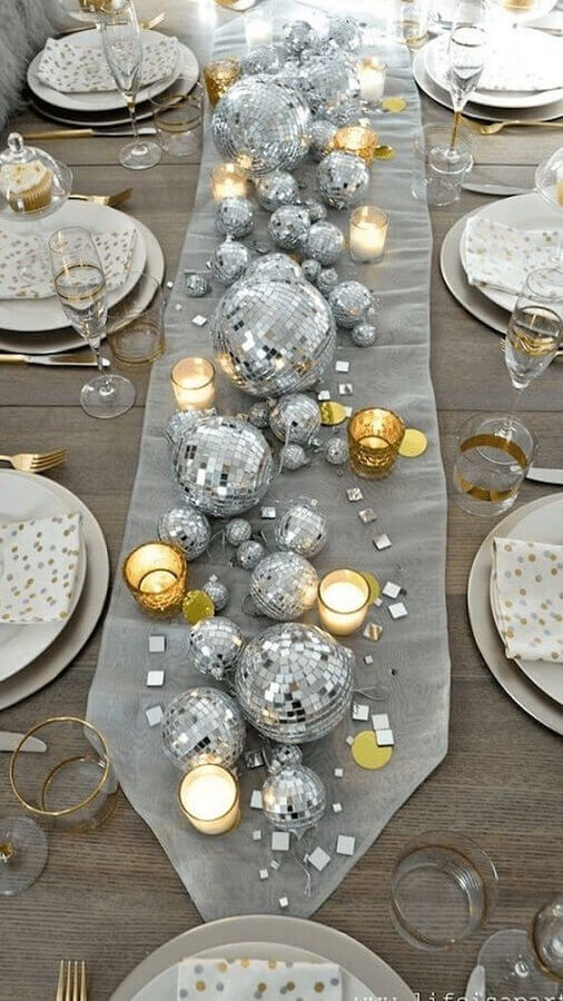 Bolas de natal para mesa de ano novo decorada em prata e dourado Foto Decor Fácil