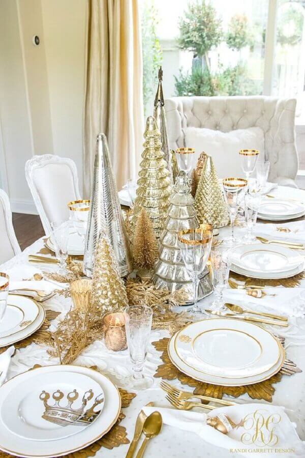 Decoração de mesa de ceia de ano novo branca e dourada Foto Randi Garrett Design