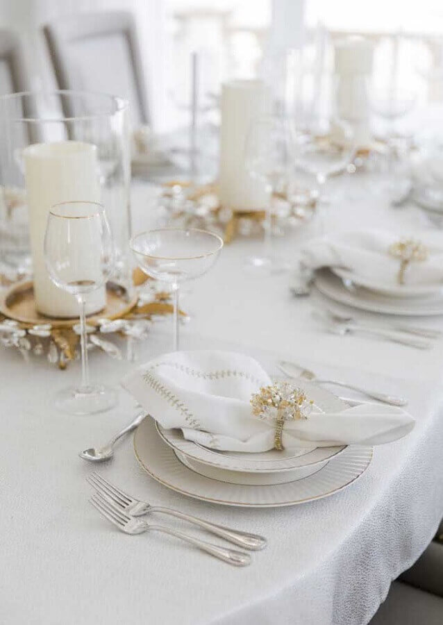 Decoração de mesa para ano novo toda branca com talheres prateados Foto Decor Fácil