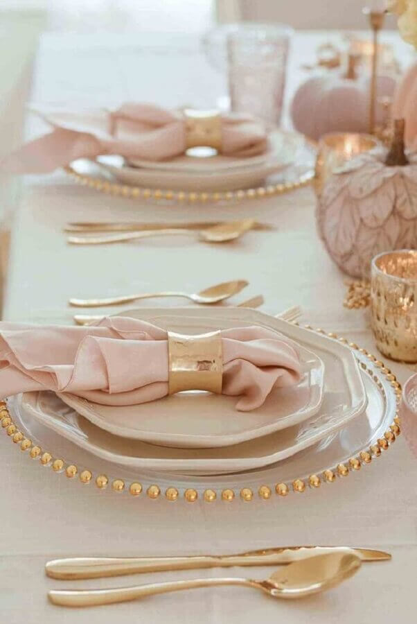 Decoração delicada para mesa de ano novo branca e rosa com detalhes em dourado Foto ThePinkDream