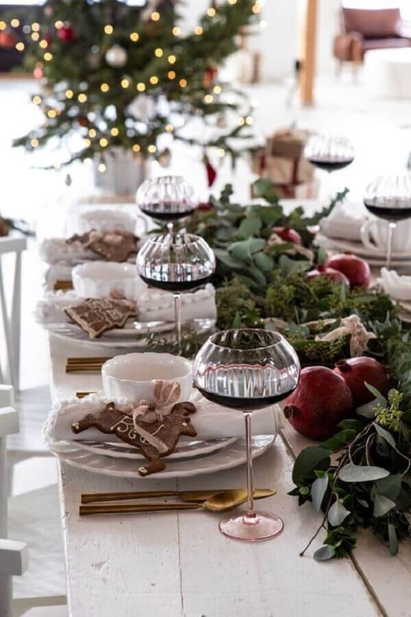Enfeite de mesa para ano novo com folhagens e frutas Foto Casa Trés Chic