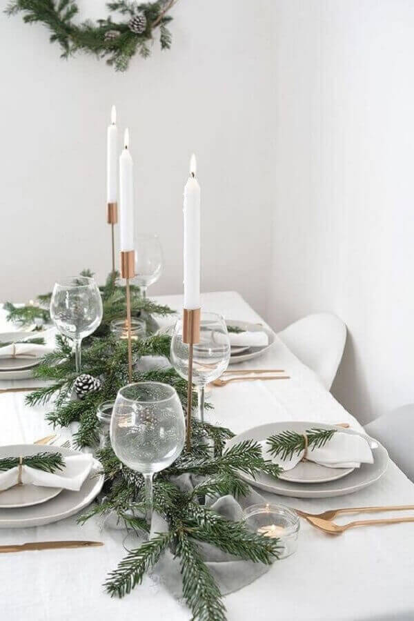 ramos e pinhas para decoração de mesa de ano novo minimalista Foto Casa Trés Chic