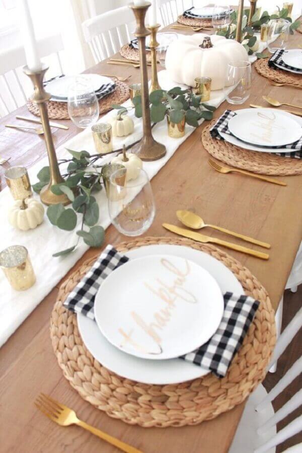 Sousplat rustico para mesa de ano novo com decoração simples Foto A Noble Home
