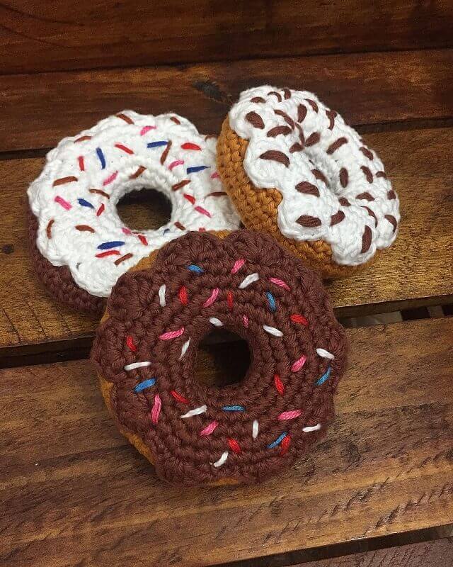 Amigurumi em formato de donut para decoração Foto Eduarda Serviços