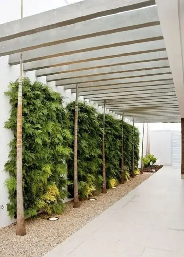 Casas com garagem lateral simples decorada com jardim vertical. Fonte: Dicas Simples Decoração