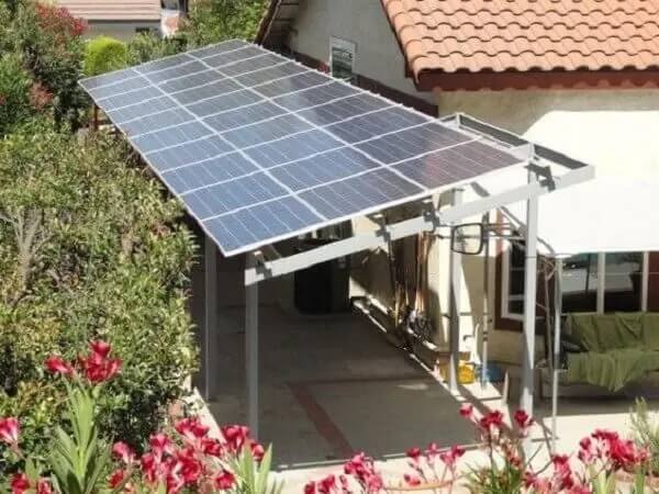 As placas solares podem compor a estrutura de telhado da garagem lateral. Fonte: Sualci Quotes
