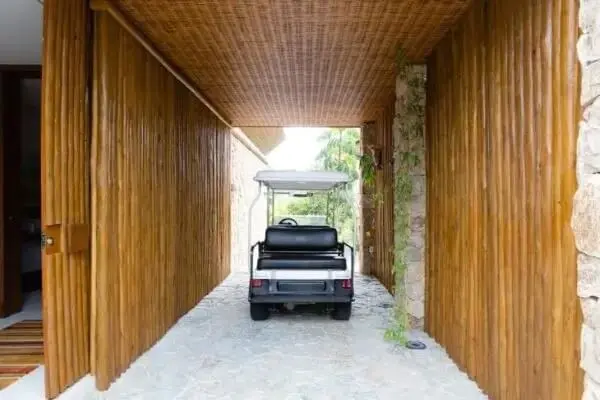 Casas com garagem lateral com portão de madeira. Fonte: Antonio Ferreira Junior e Mario Celso Bernardes