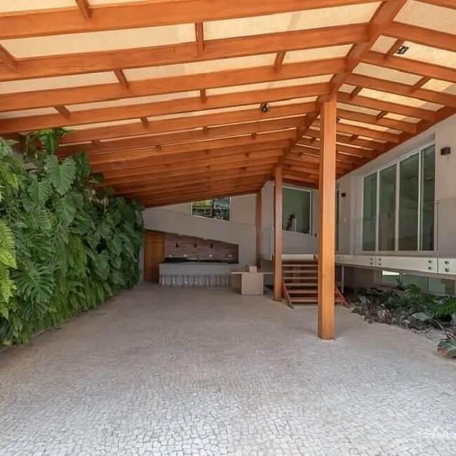 Forme um lindo jardim vertical em uma dos lados da garagem. Fonte: Andrea Castro Resende Fadini