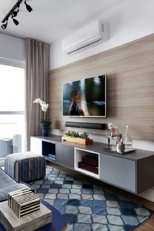 sala moderna decorada com rack com painel de madeira Foto Pinterest