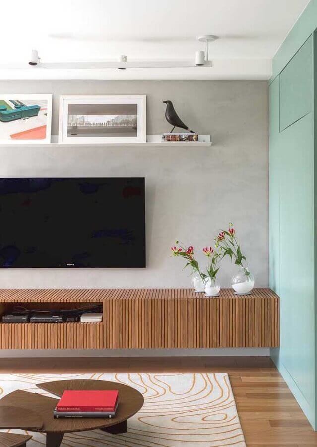 rack de madeira moderno para sala decorada com cimento queimado Foto Pinterest