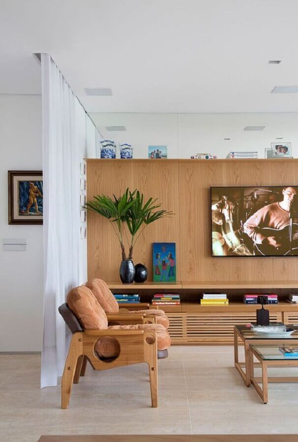 rack de madeira para sala moderna decorada em tons neutros Foto Casa de Valentina