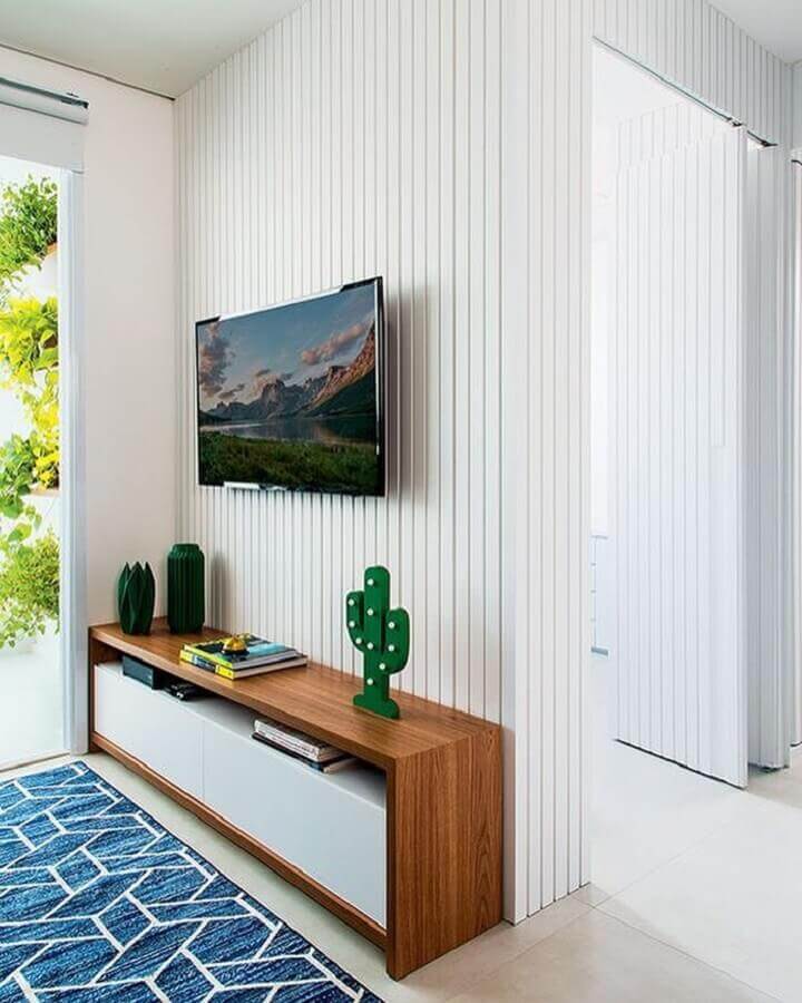 sala decorada com tapete azul e rack de madeira moderno Foto SuperVisinhogar